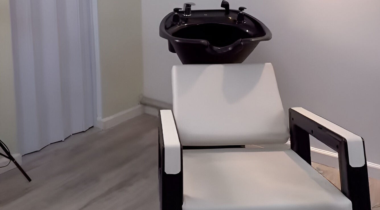 Silla de lavado en Gretta, Montevideo, Departamento De Montevideo, UY. Lujoso ambiente de belleza.