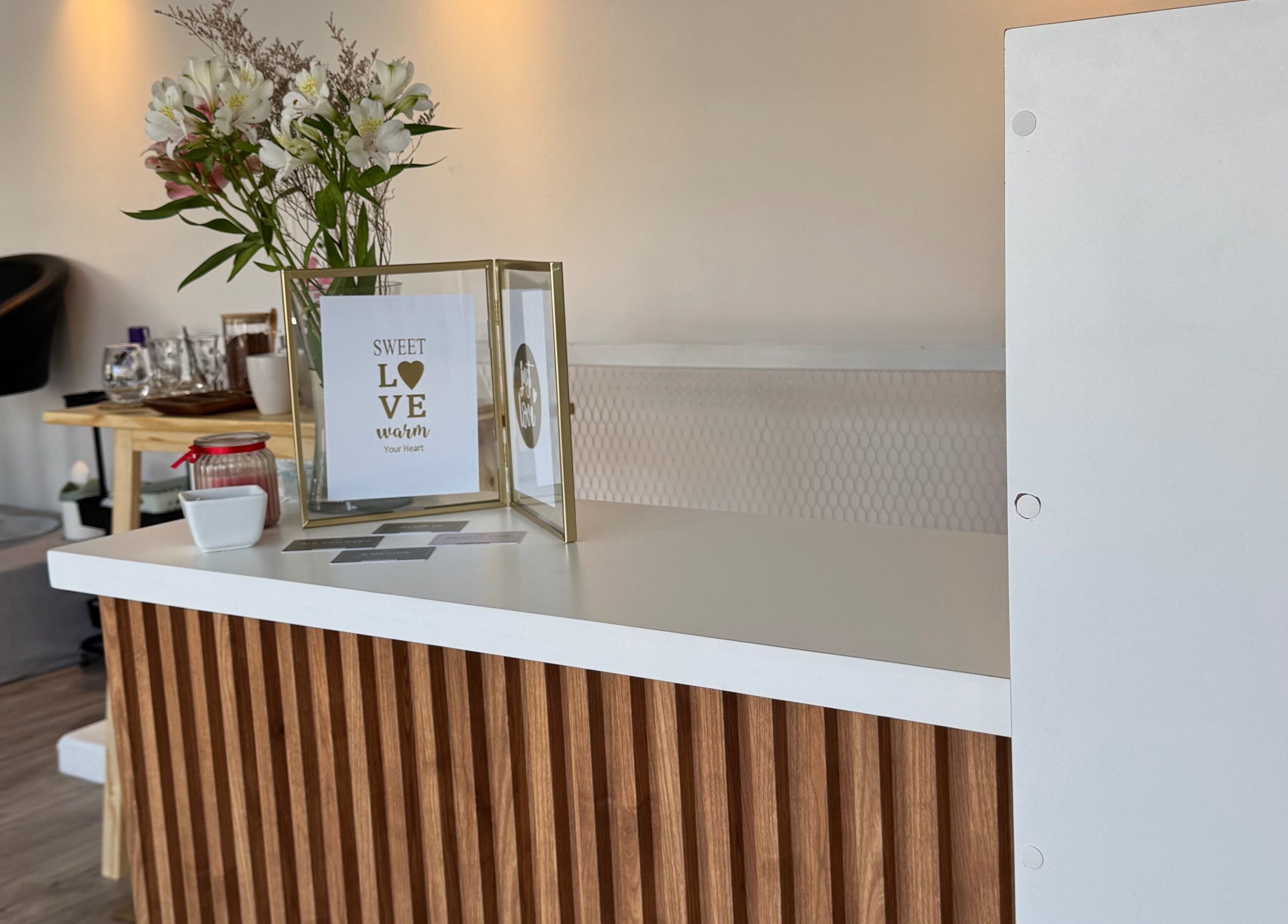 Interior acogedor del salón Gretta en Montevideo, Departamento De Montevideo, UY con decoración floral.