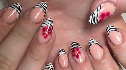 Stylish zebra and floral nail art by Nailsby.S.B in Worthing, England, GB enhances nail beauty.
