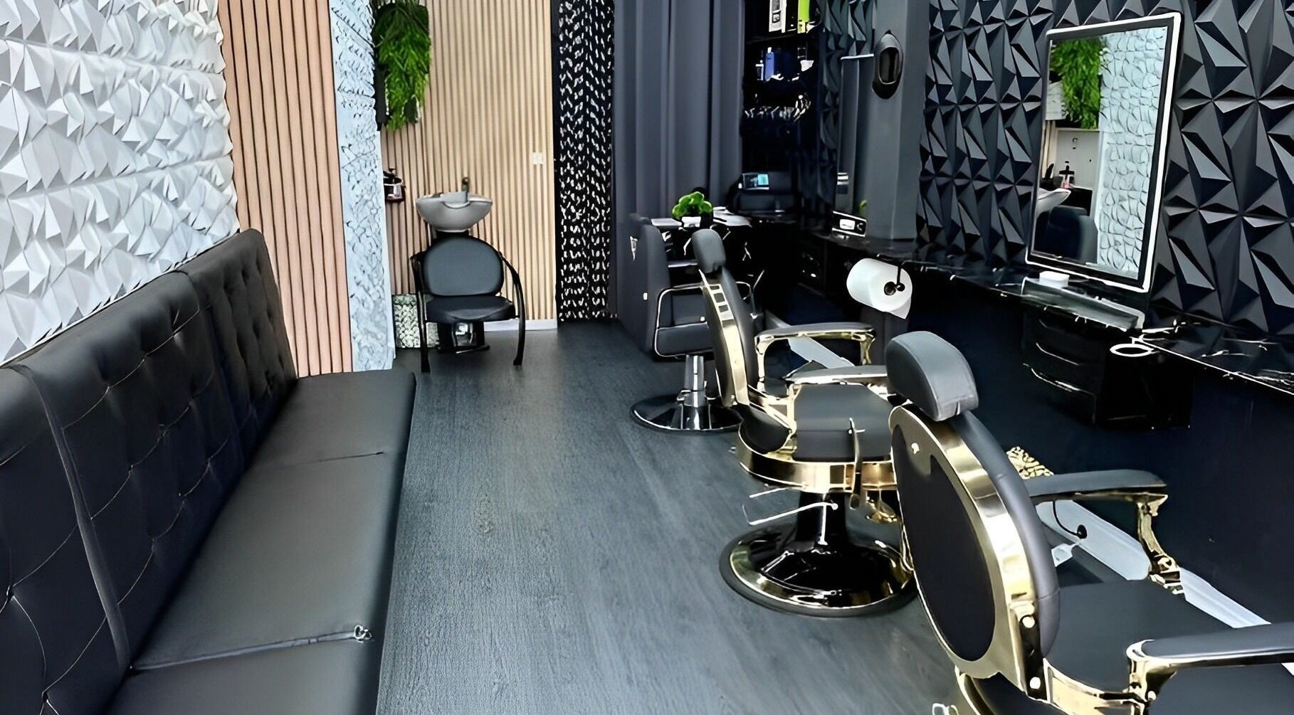 Modern interior of Sirius Barbershop Rato, Lisboa, Lisboa, PT with stylish chairs and sleek decor.