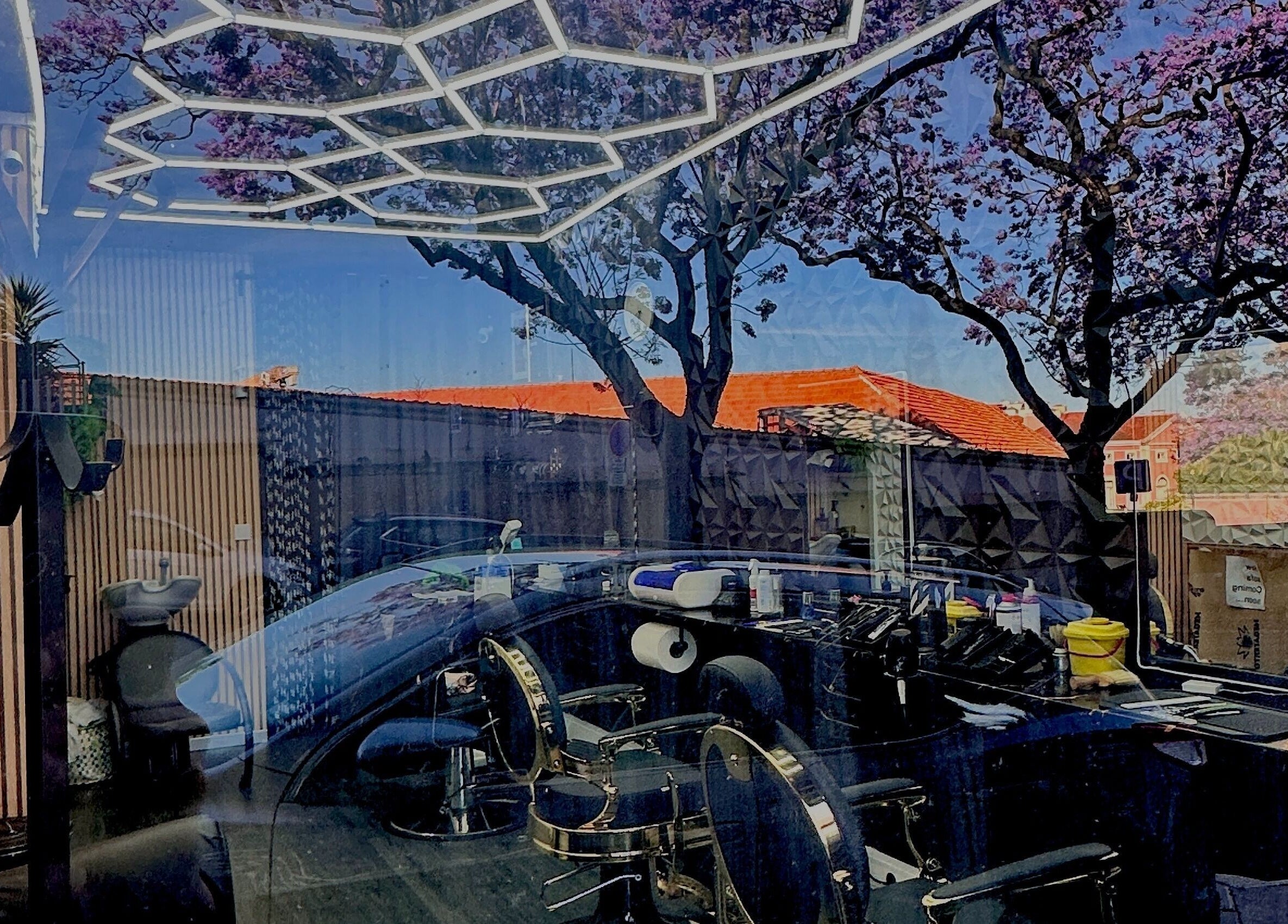 Modern interior of Sirius Barbershop Rato, Lisboa, Lisboa, PT, with chic styling chairs and mirrors.