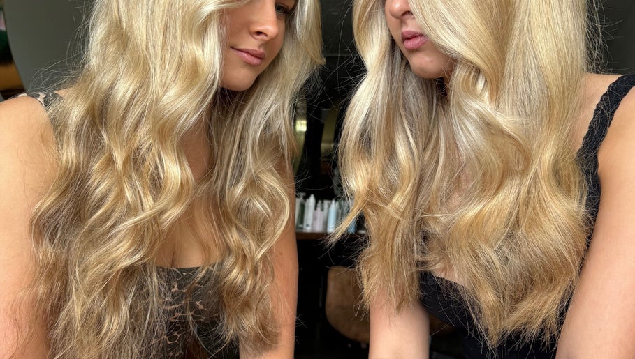 Blonde wavy hairstyles showcased at Shannon @ Daisy Bangs, Forster, New South Wales, AU salon.