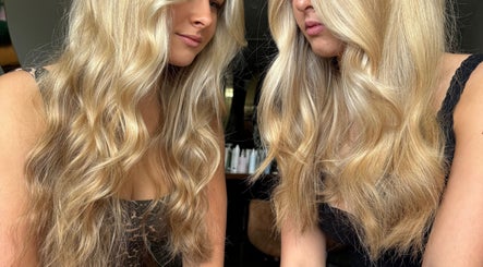 Blonde wavy hairstyles showcased at Shannon @ Daisy Bangs, Forster, New South Wales, AU salon.