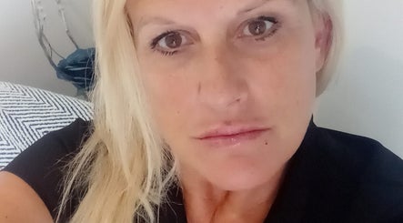 Debbie's aesthetics & training academy slika 2