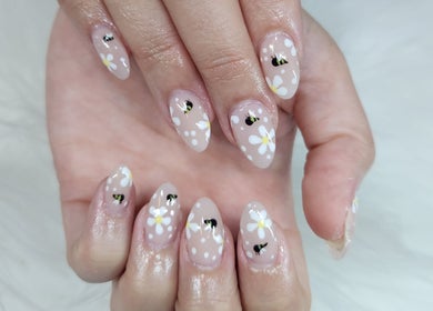 Floral nail art at Vanity Nail Studio, Richmond, British Columbia, CA. Elegant daisy design with ladybugs.