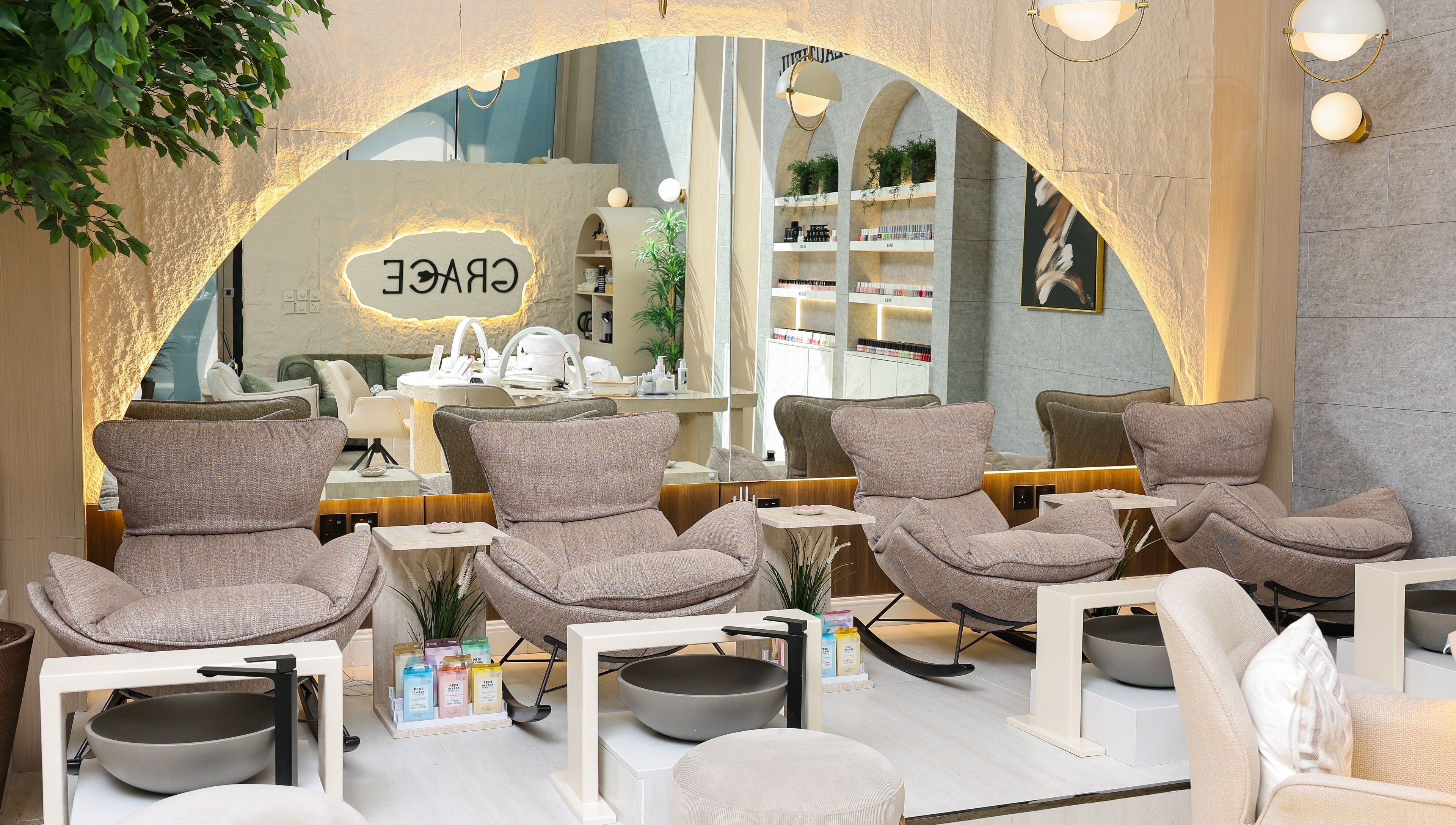 غرفة استقبال أنيقة في Grace Salon بموقعه في الخبر بالمنطقة الشرقية، المملكة العربية السعودية.