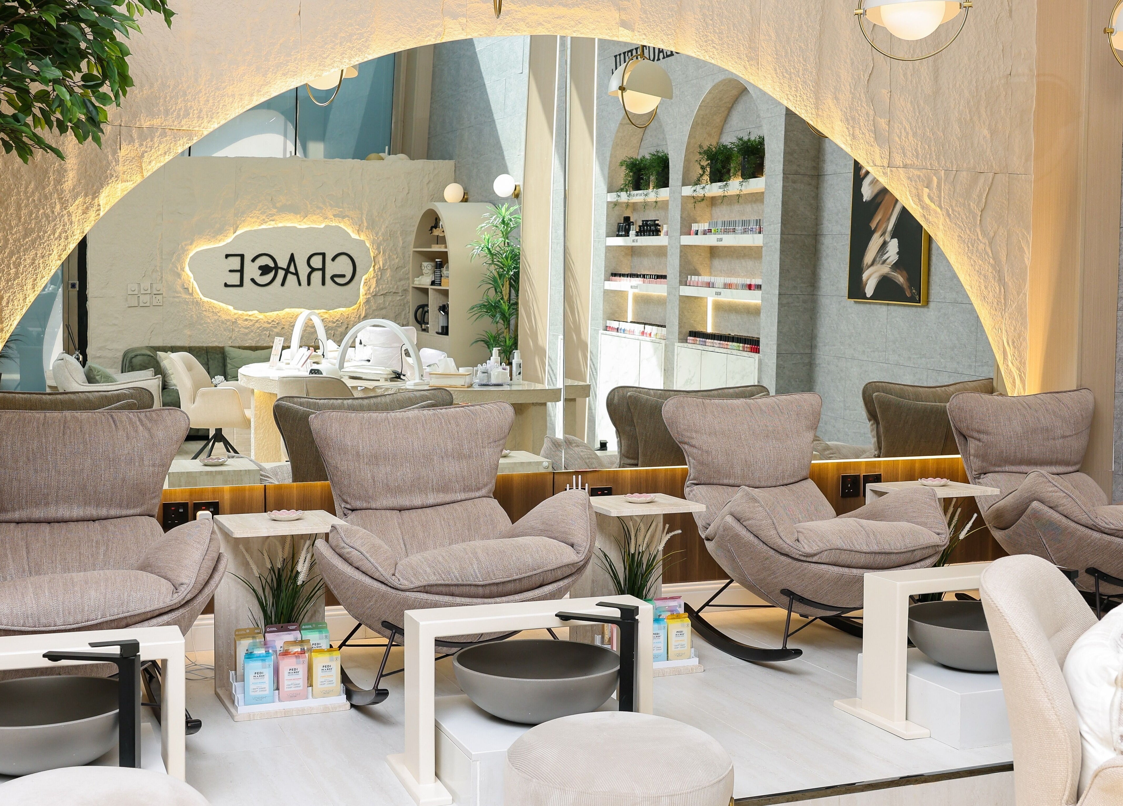 غرفة استقبال أنيقة في Grace Salon بموقعه في الخبر بالمنطقة الشرقية، المملكة العربية السعودية.