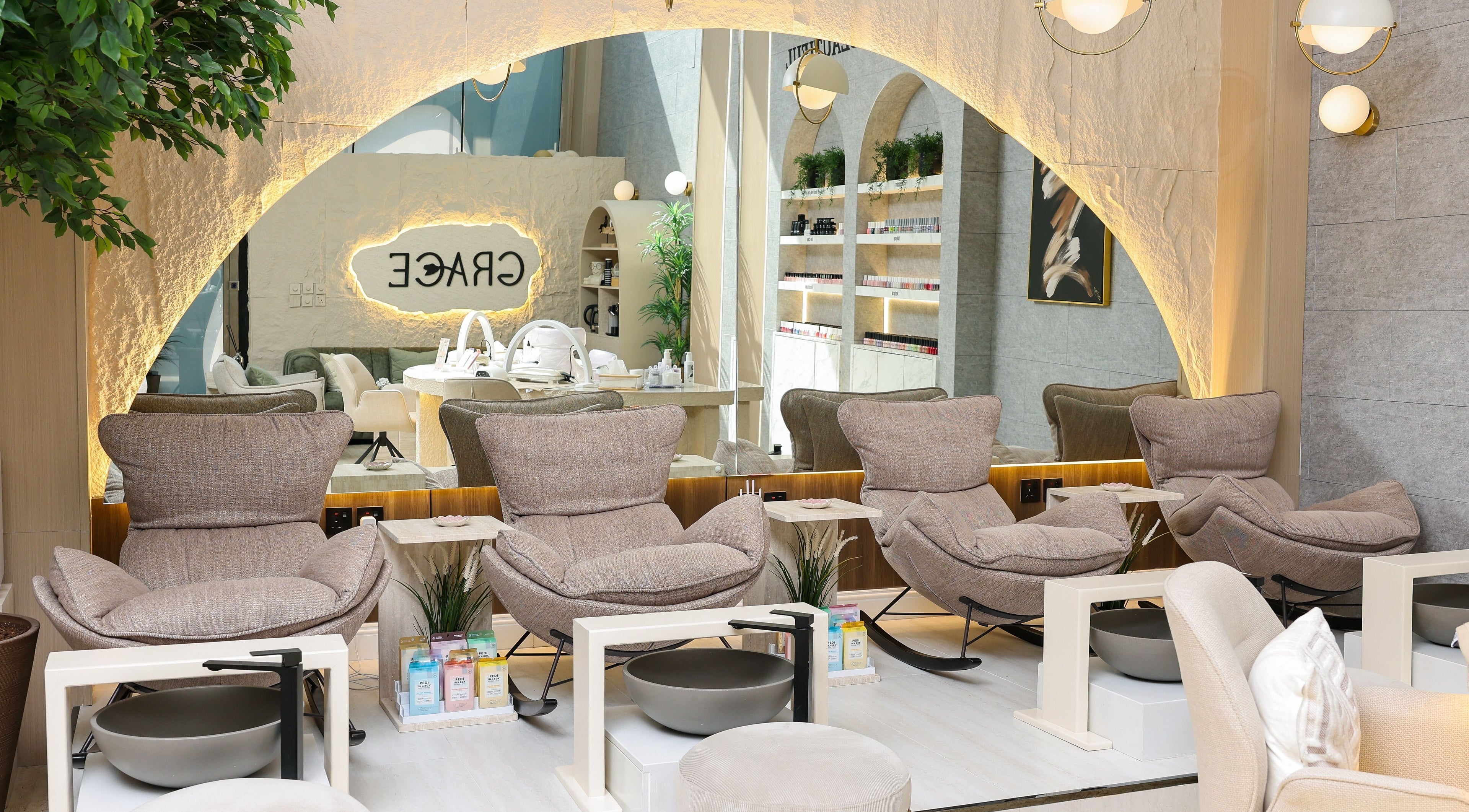 غرفة استقبال أنيقة في Grace Salon بموقعه في الخبر بالمنطقة الشرقية، المملكة العربية السعودية.