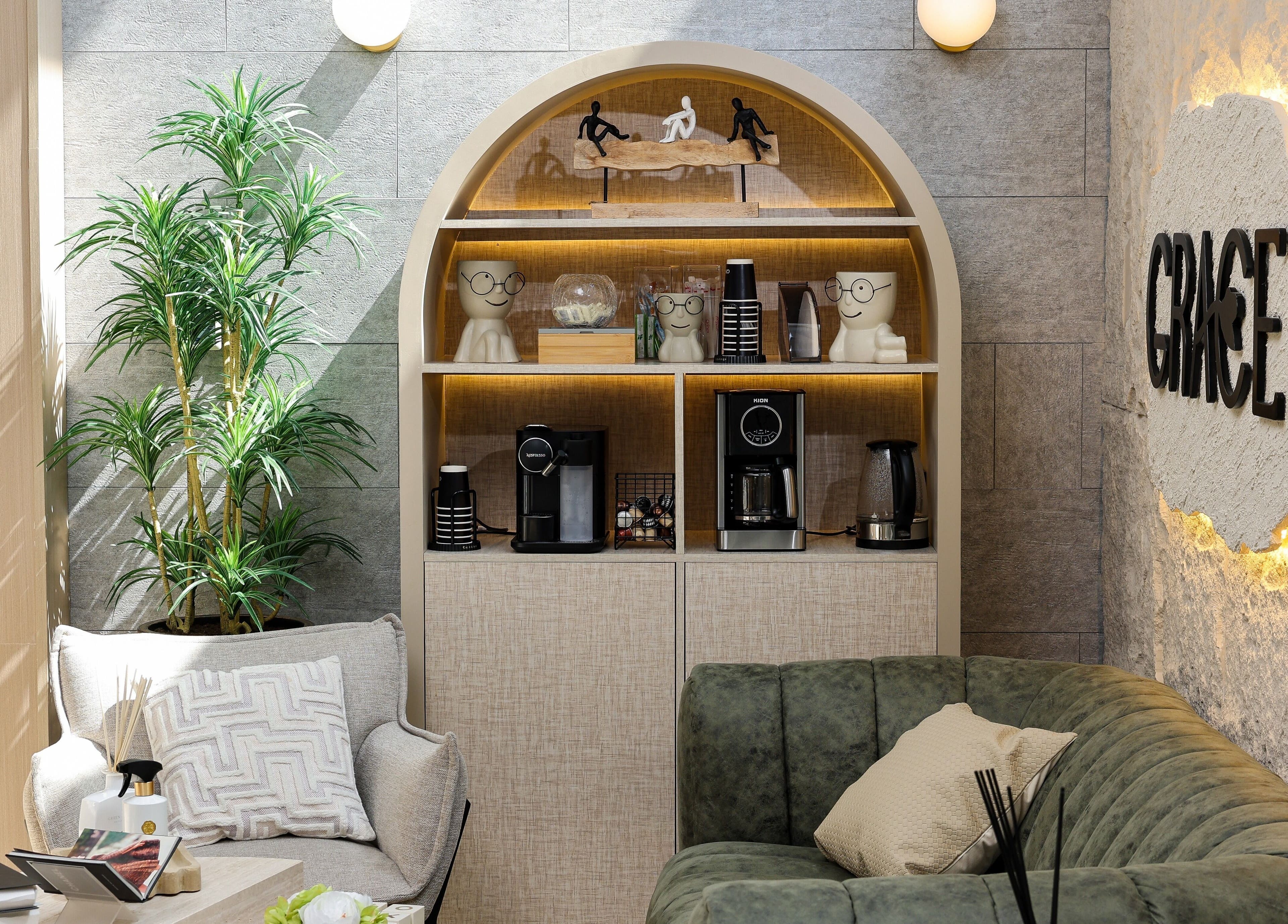 ركن قهوة أنيق في Grace Salon، الخُبَر، المنطقة الشرقية، SA يعكس الأناقة والراحة.