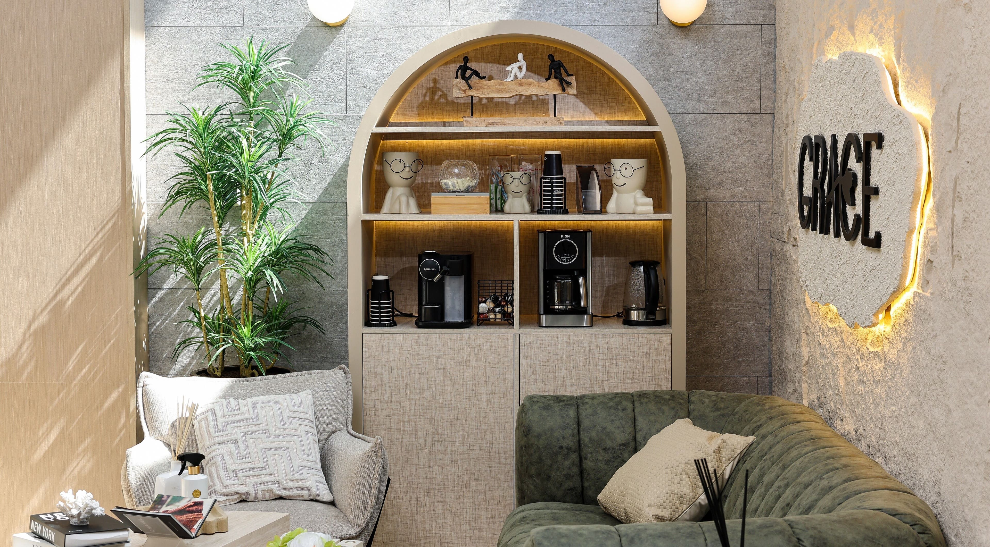 ركن قهوة أنيق في Grace Salon، الخُبَر، المنطقة الشرقية، SA يعكس الأناقة والراحة.