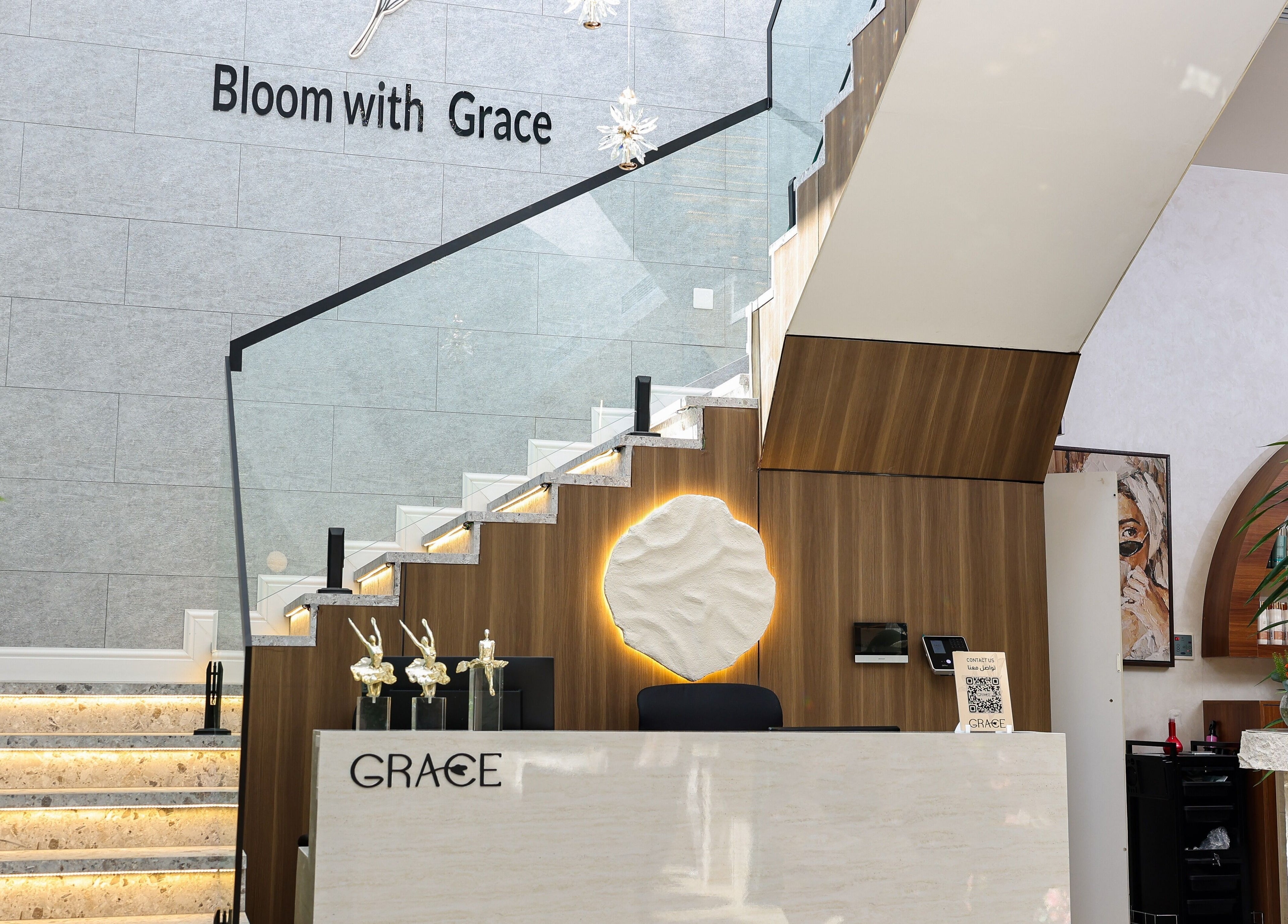 مدخل Grace Salon الأنيق في الخبر، المنطقة الشرقية، مع درج مضاء وتصميم داخلي جذاب.