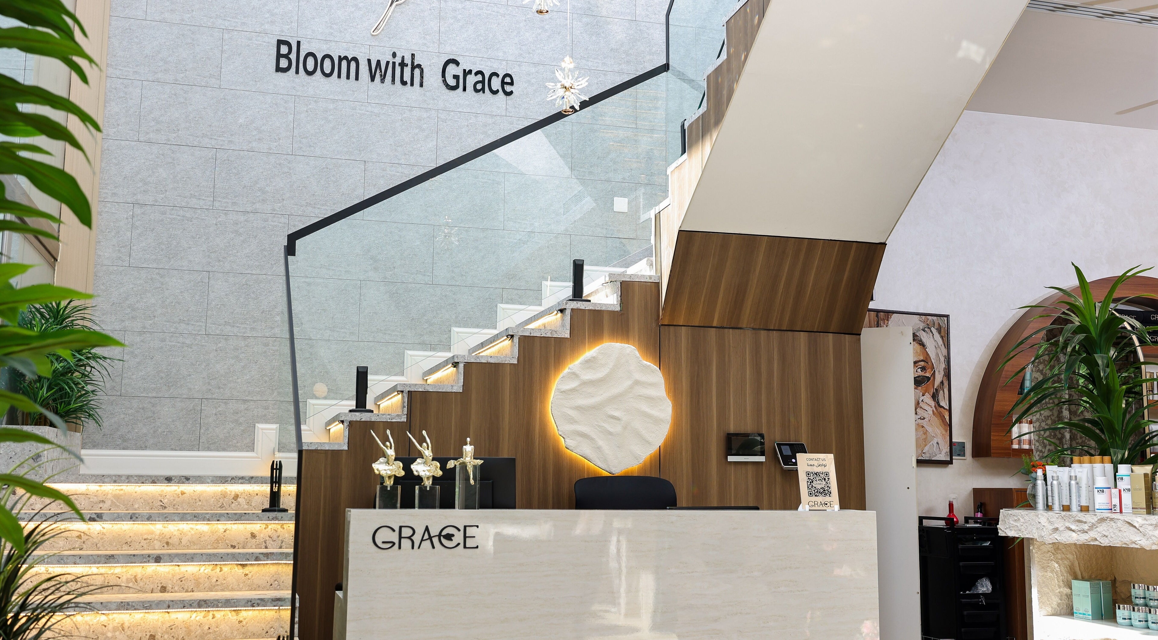 مدخل Grace Salon الأنيق في الخبر، المنطقة الشرقية، مع درج مضاء وتصميم داخلي جذاب.