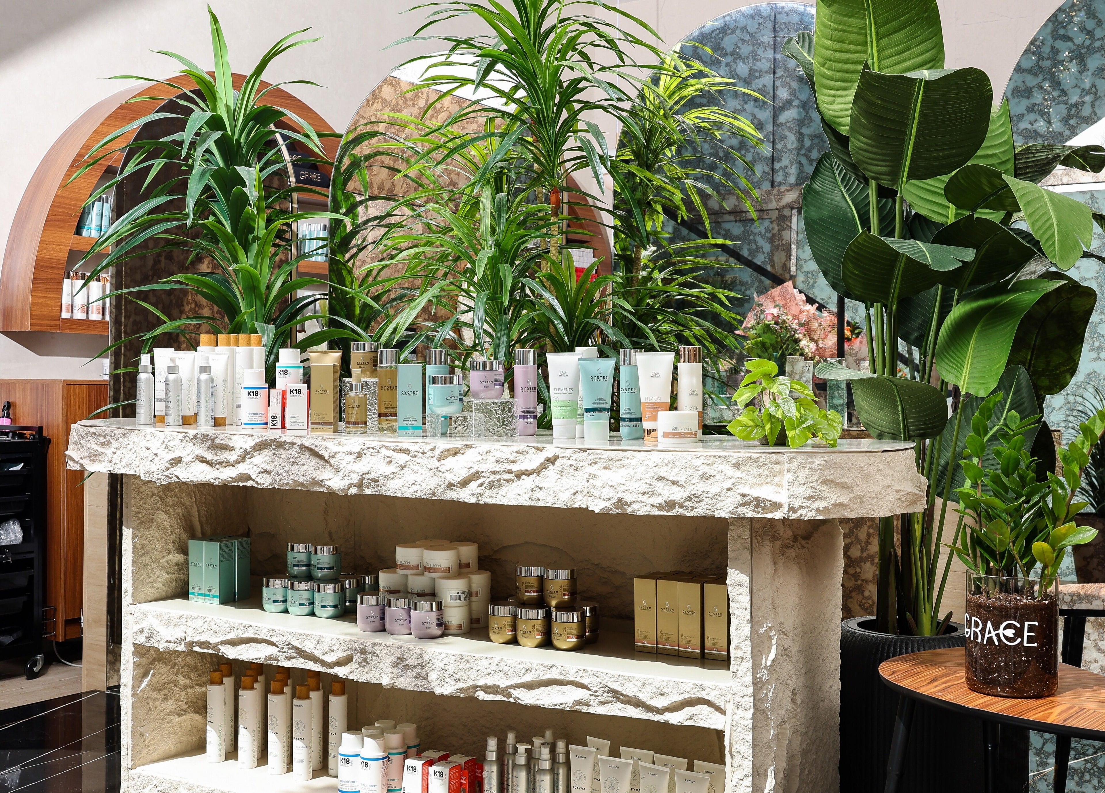 عرض منتجات العناية بالبشرة في Grace Salon، الخبر، الشرقية، السعودية مع نباتات الزينة.