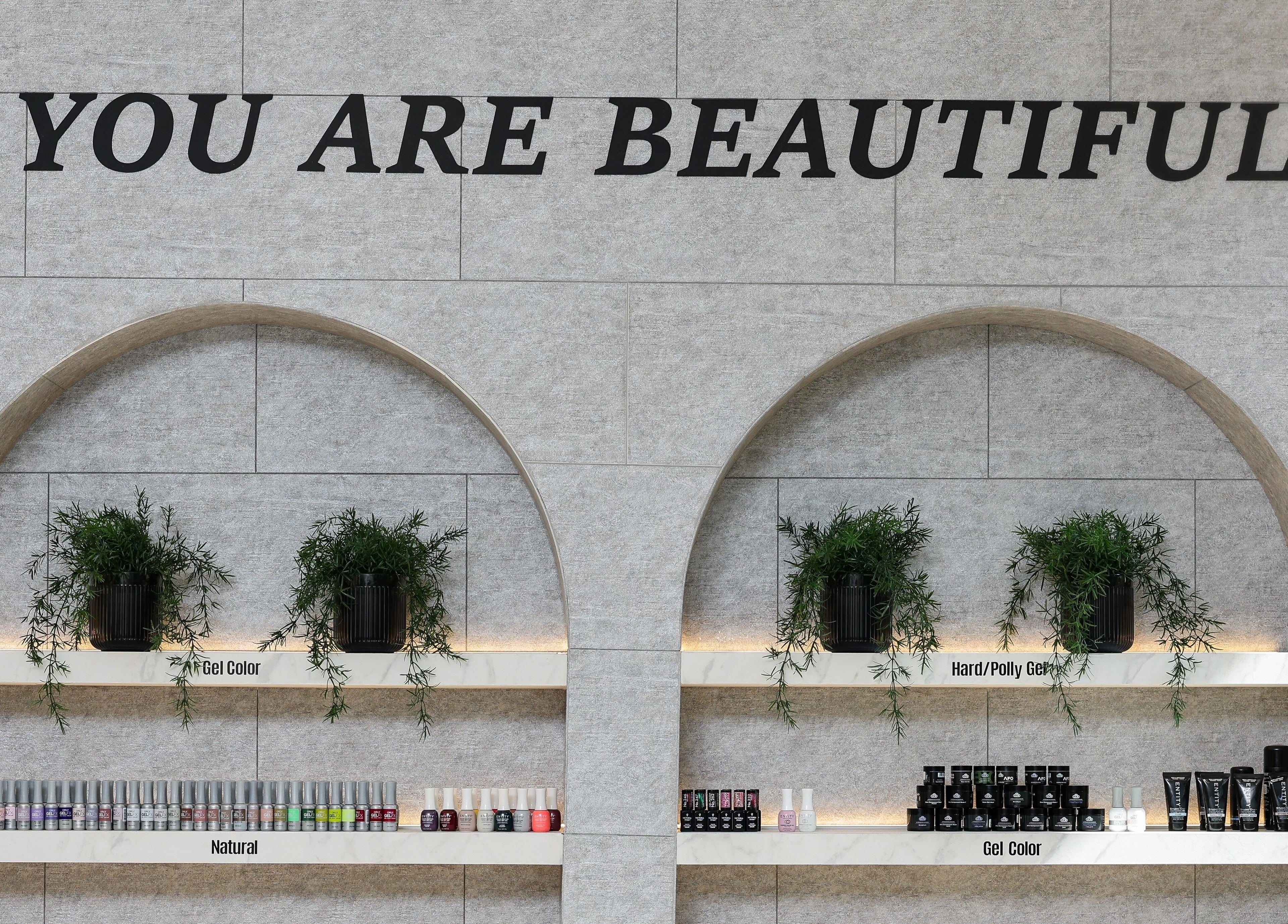 منتجات تجميل على رفوف في Grace Salon، الخبر، المنطقة الشرقية، السعودية.