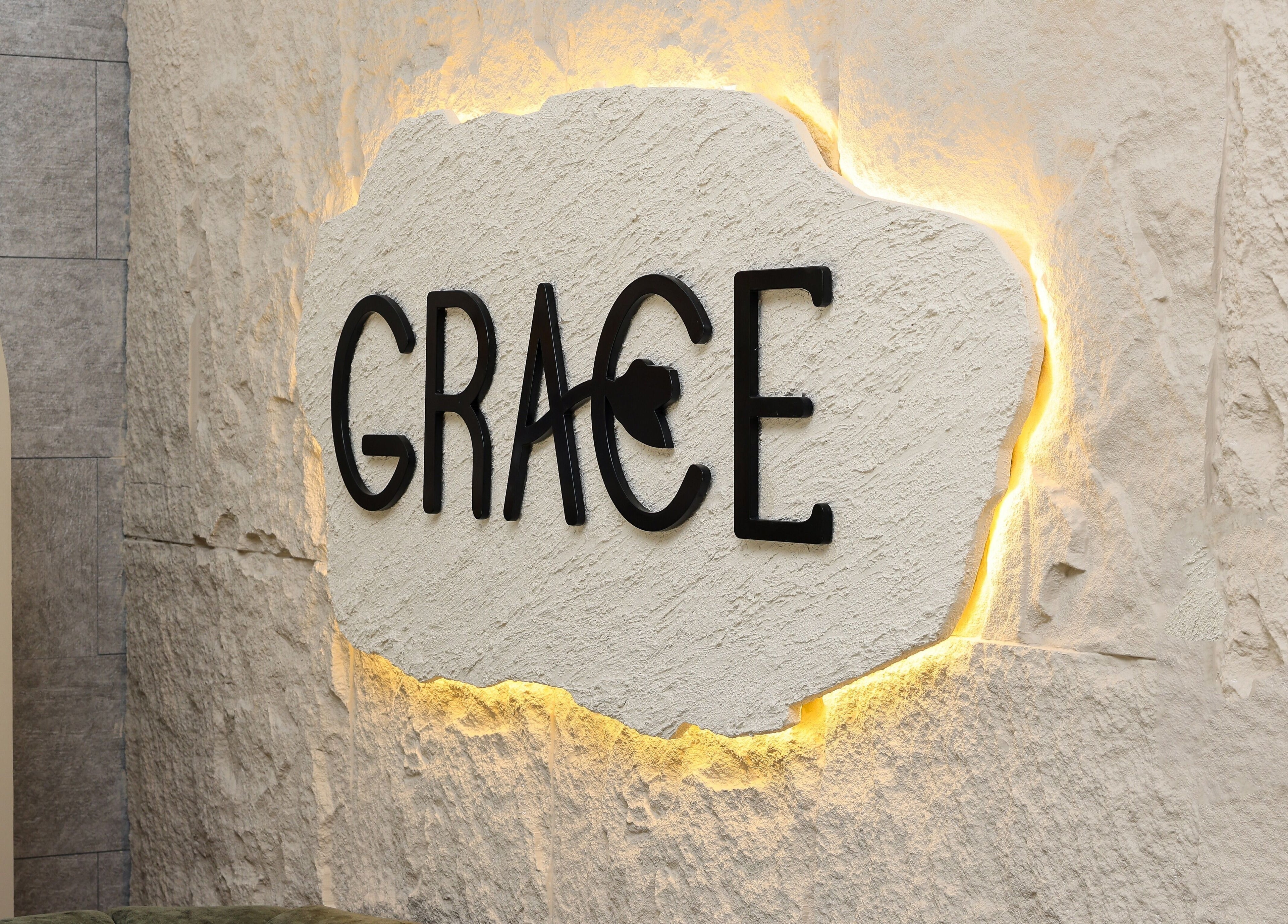 شعار Grace Salon المضاء على جدار داخلي في الخبر، المنطقة الشرقية، السعودية.
