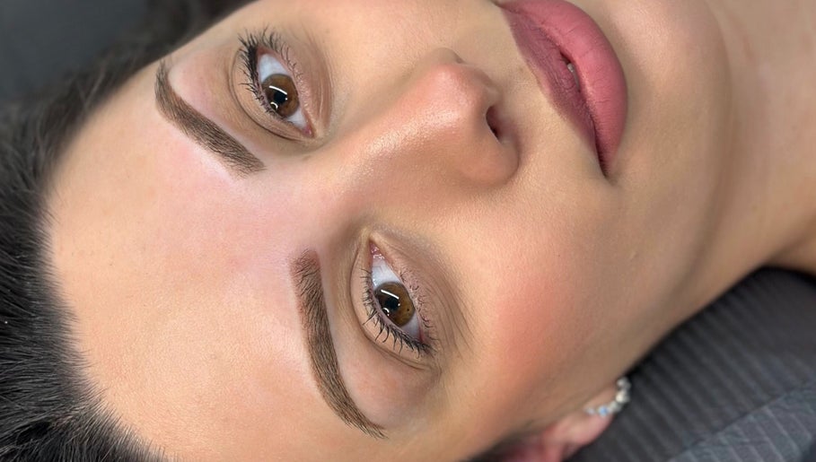 Oblikovanje obrva u Estelle Beauty Studio - by Valentina, Aleksinac, RS, naglašava prirodnu ljepotu.