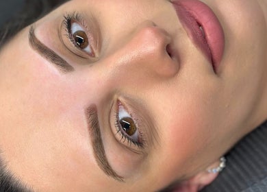 Oblikovanje obrva u Estelle Beauty Studio - by Valentina, Aleksinac, RS, naglašava prirodnu ljepotu.