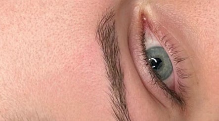 Groomed obrve u Estelle Beauty Studio - by Valentina, Aleksinac, RS, naglašava prirodnu ljepotu oka.