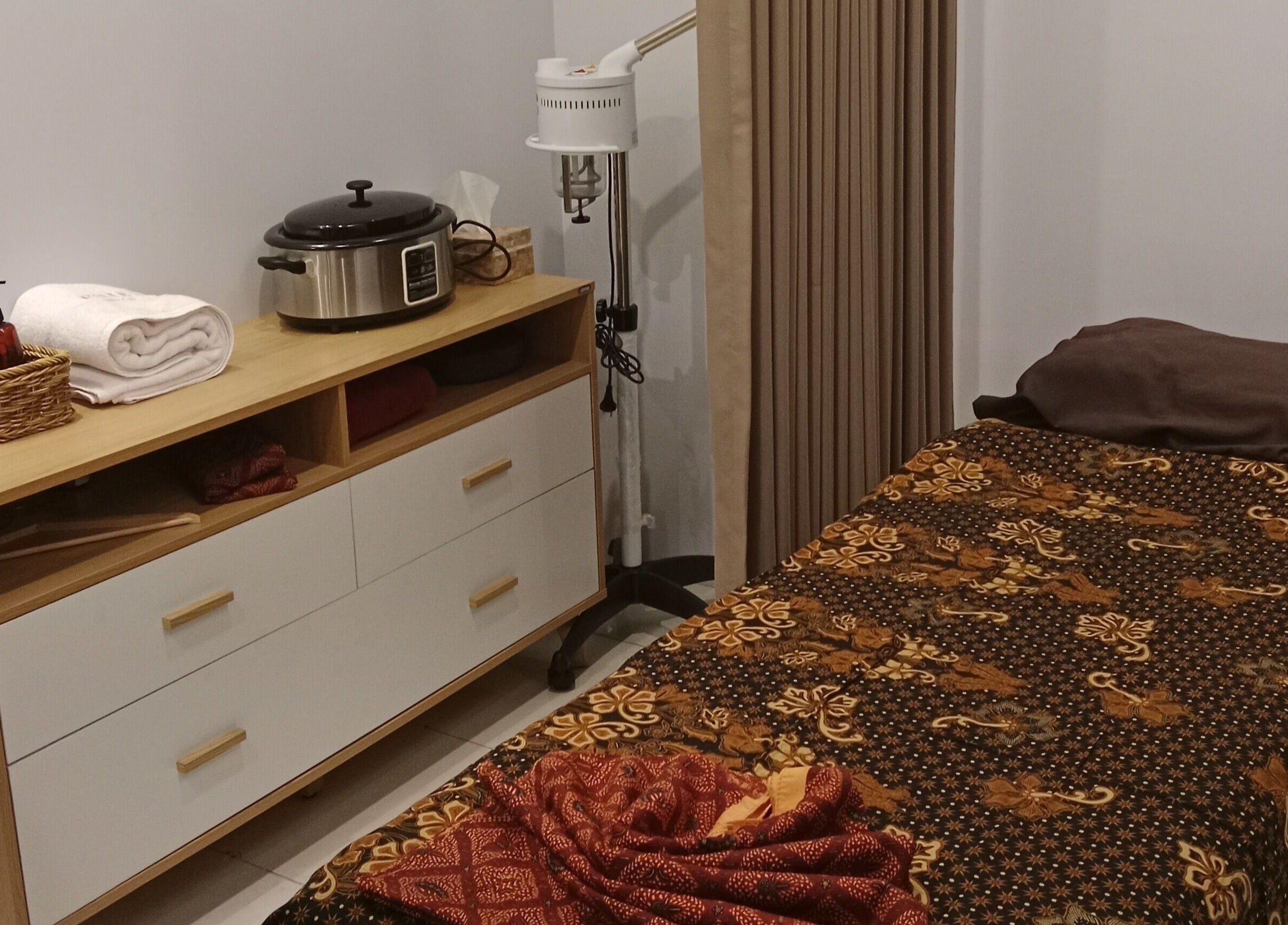 Ruang perawatan di Putri Beauty and SPA Seminyak, Bali, Bali, ID dengan dekorasi tenang dan nyaman.