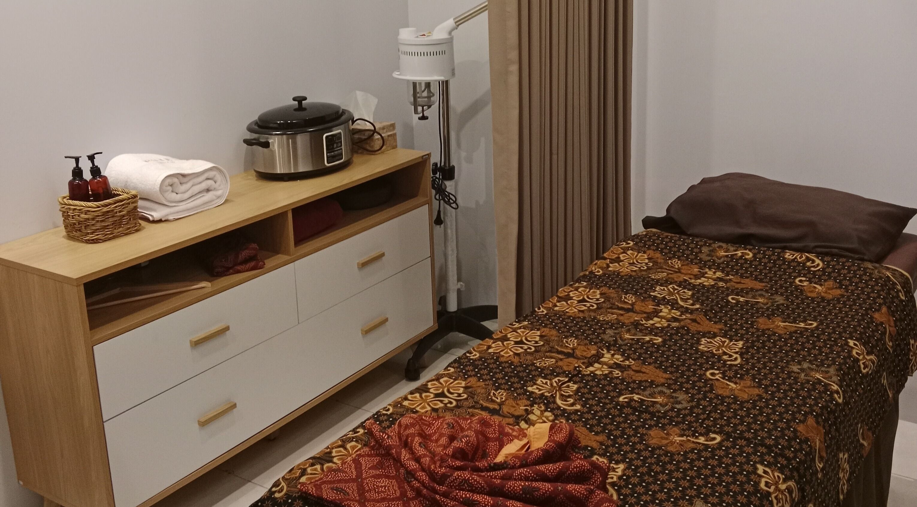 Ruang perawatan di Putri Beauty and SPA Seminyak, Bali, Bali, ID dengan dekorasi tenang dan nyaman.