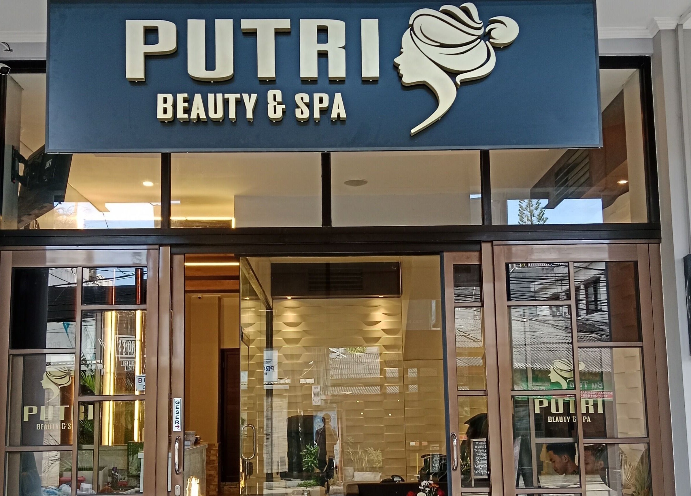 Gerbang utama Putri Beauty and SPA Seminyak di Bali, Bali, ID menampilkan desain modern dan ramah.