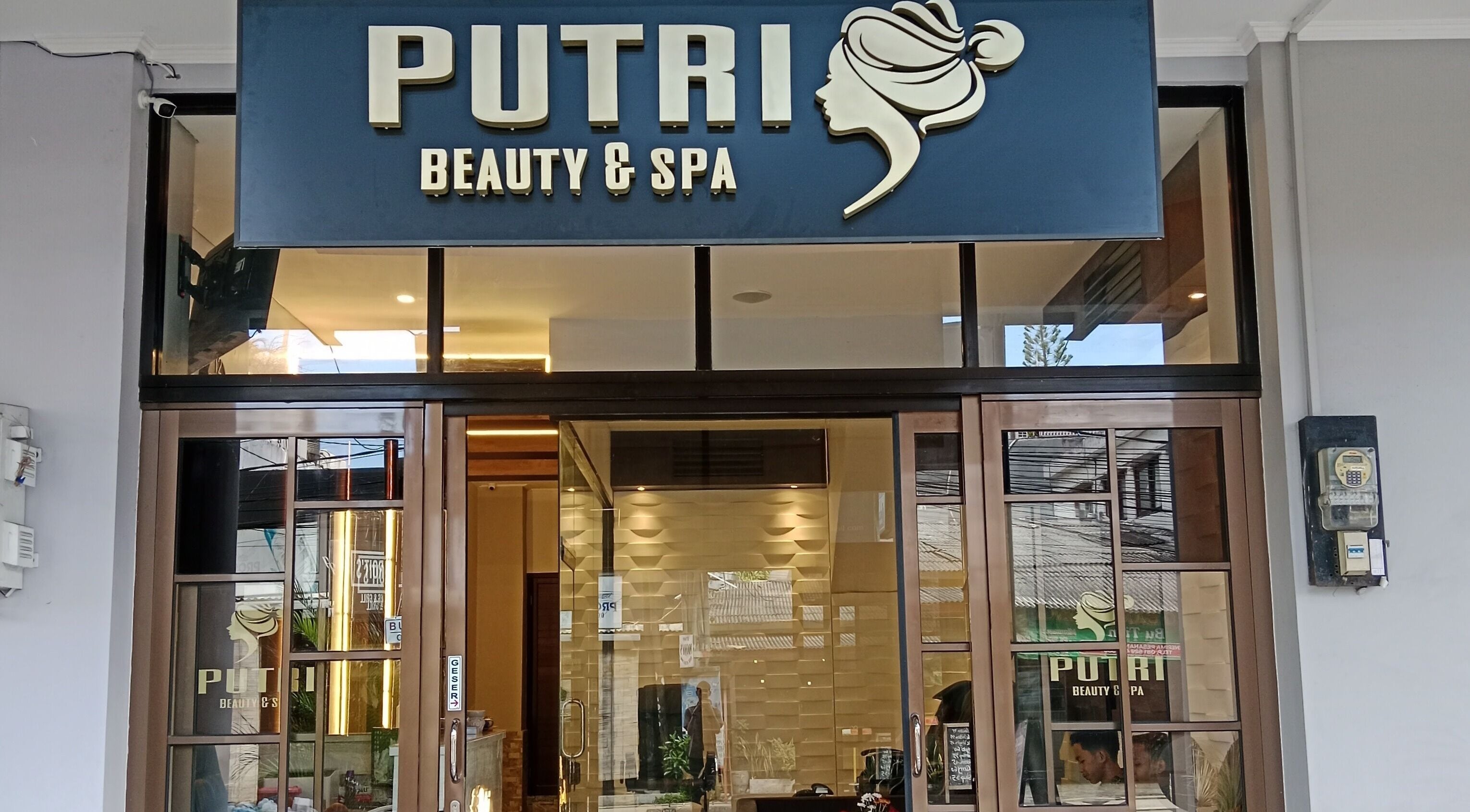 Gerbang utama Putri Beauty and SPA Seminyak di Bali, Bali, ID menampilkan desain modern dan ramah.