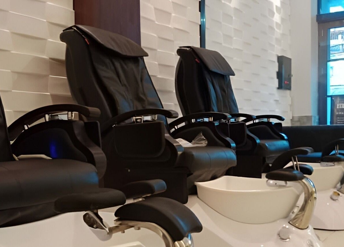 Kursi pedikur mewah di Putri Beauty and SPA Seminyak, Bali, Bali, ID menawarkan kenyamanan maksimal.