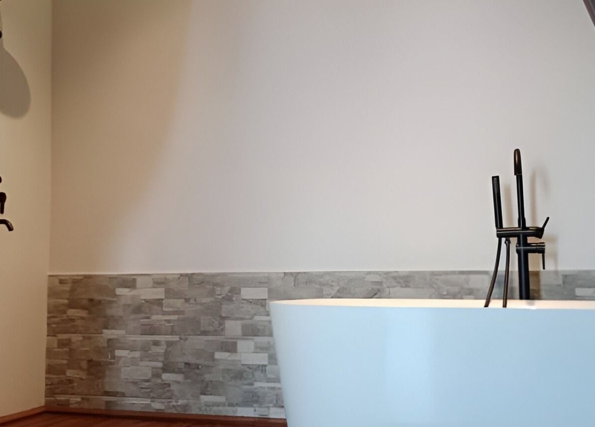 Ruang spa elegan di Putri Beauty and SPA Seminyak, Bali, Bali, ID dengan bathtub putih modern.