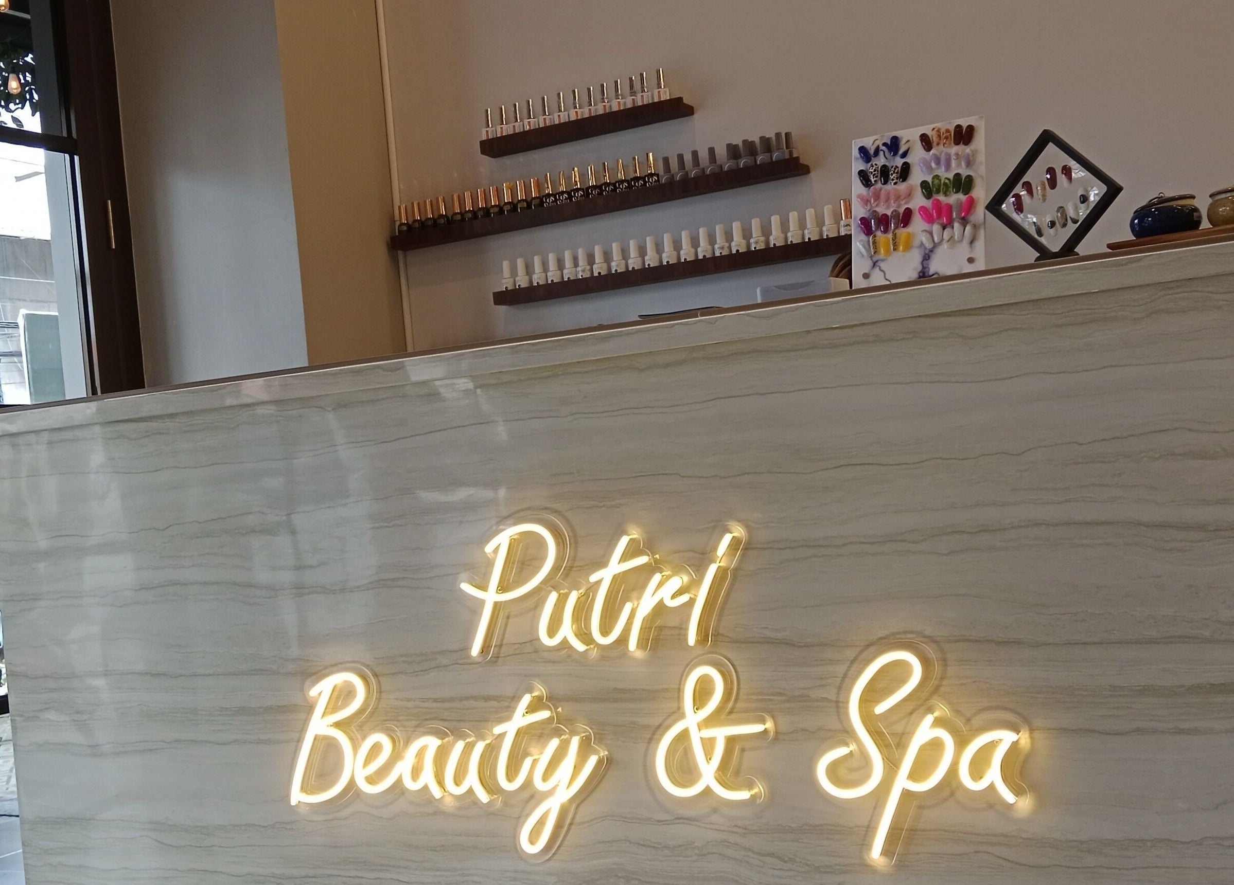 Resepsionis elegan di Putri Beauty and SPA Seminyak, Bali, Bali, ID dengan dekorasi mewah dan suasana nyaman.