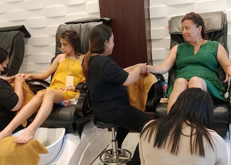 Pengunjung menikmati manikur di Putri Beauty and SPA Seminyak, Bali, Bali, ID.