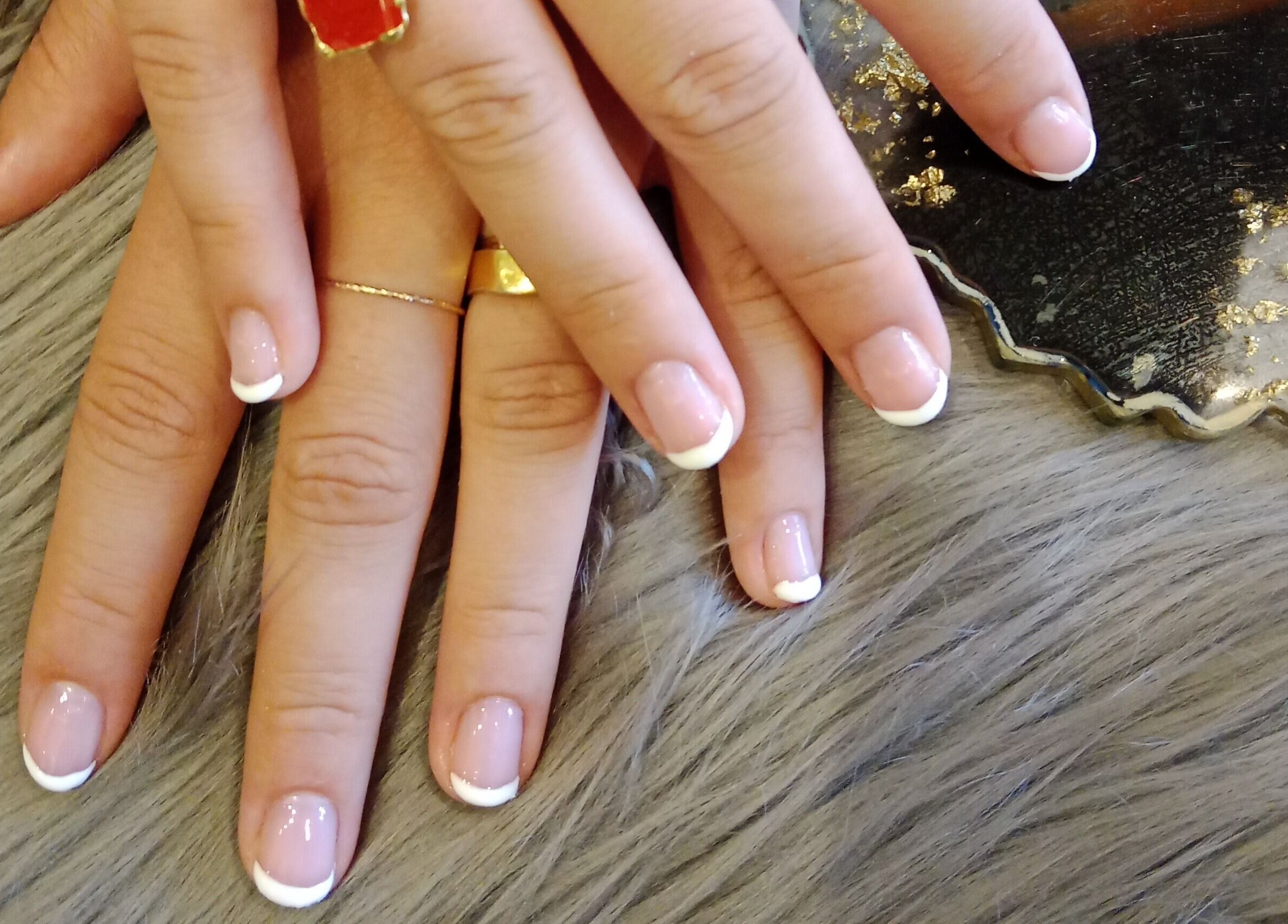 Perawatan kuku elegan di Putri Beauty and SPA Seminyak, Bali, Bali, ID dengan latar bulu mewah.