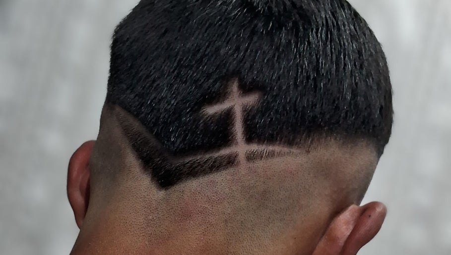 Design moderno de corte de cabelo na Barber House, São Paulo, BR. Detalhe de estilo único.