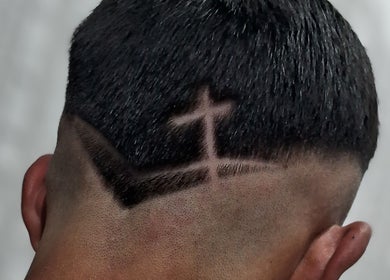 Design moderno de corte de cabelo na Barber House, São Paulo, BR. Detalhe de estilo único.