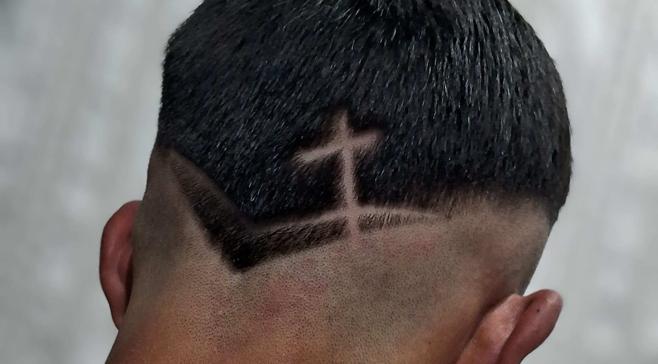 Design moderno de corte de cabelo na Barber House, São Paulo, BR. Detalhe de estilo único.