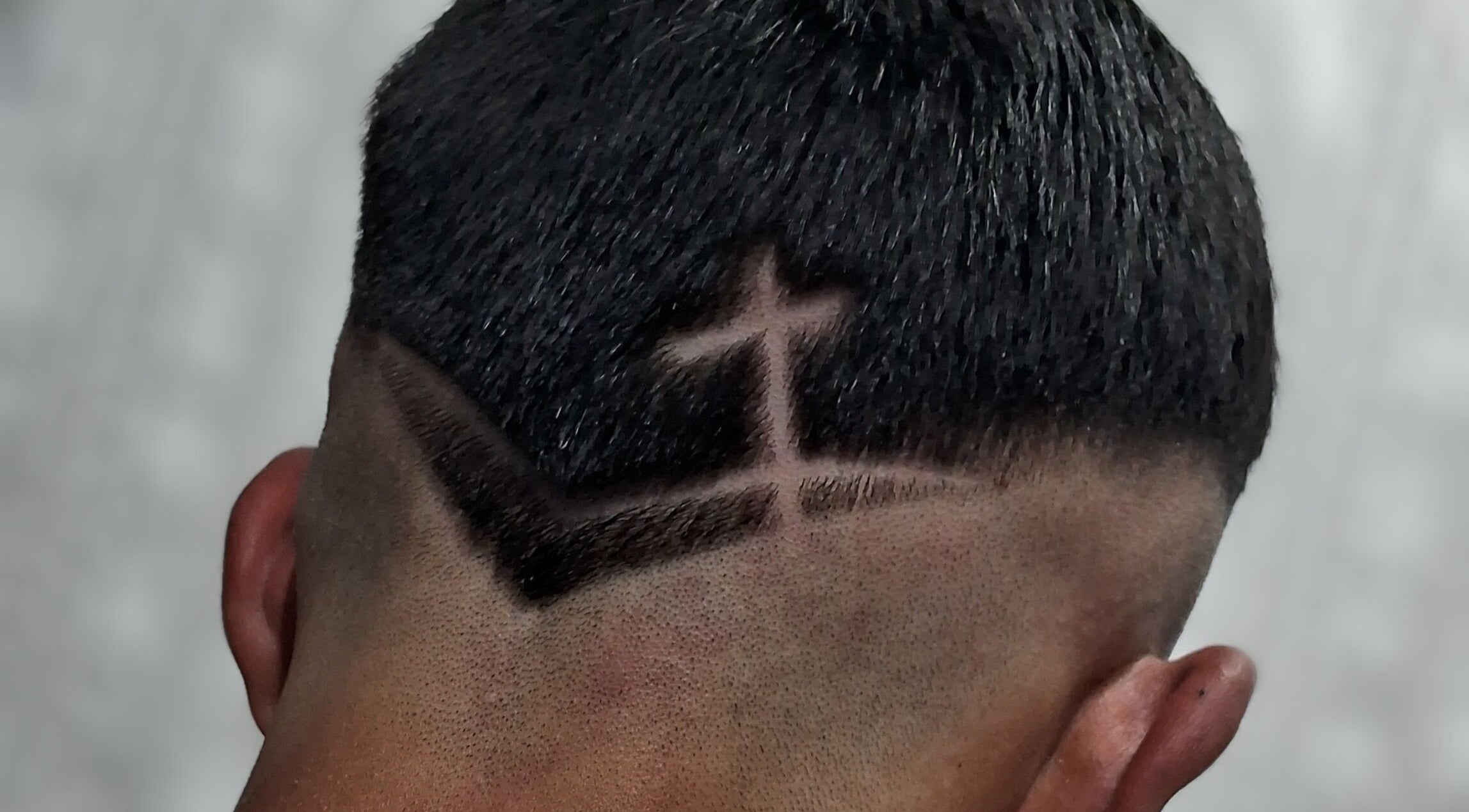 Design moderno de corte de cabelo na Barber House, São Paulo, BR. Detalhe de estilo único.