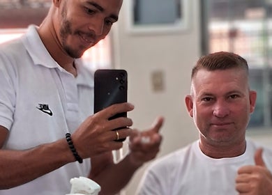 Cliente satisfeito no Barber House em São Paulo, São Paulo, BR, após corte de cabelo moderno.