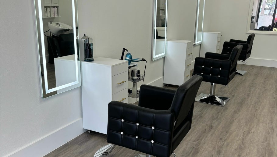 Platinum 954 Hair Salon afbeelding 1