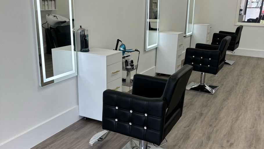 Platinum 954 Hair Salon afbeelding 1