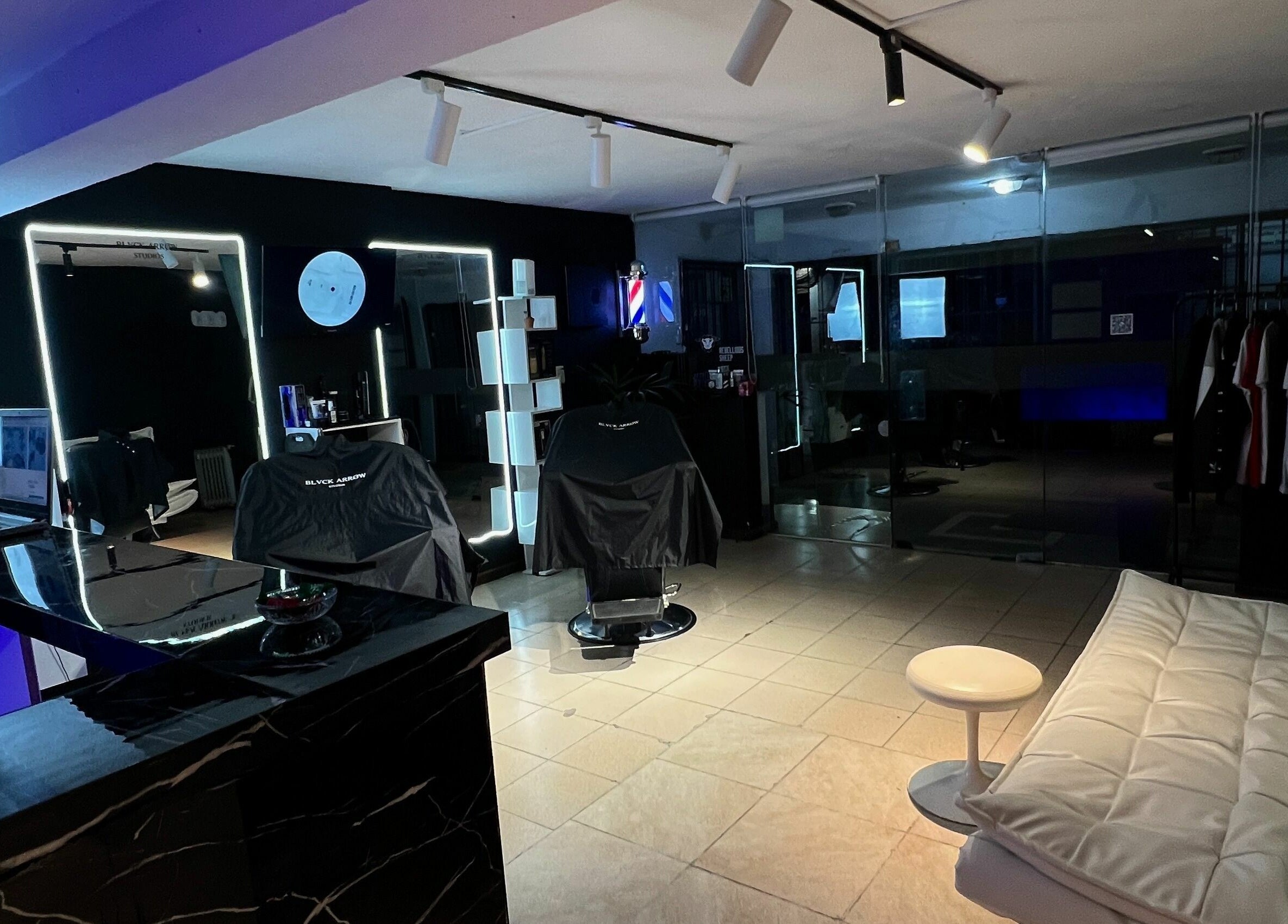 Interior moderno de Black Arrow Studios en Montevideo, Departamento De Montevideo, UY, mostrando asientos cómodos.