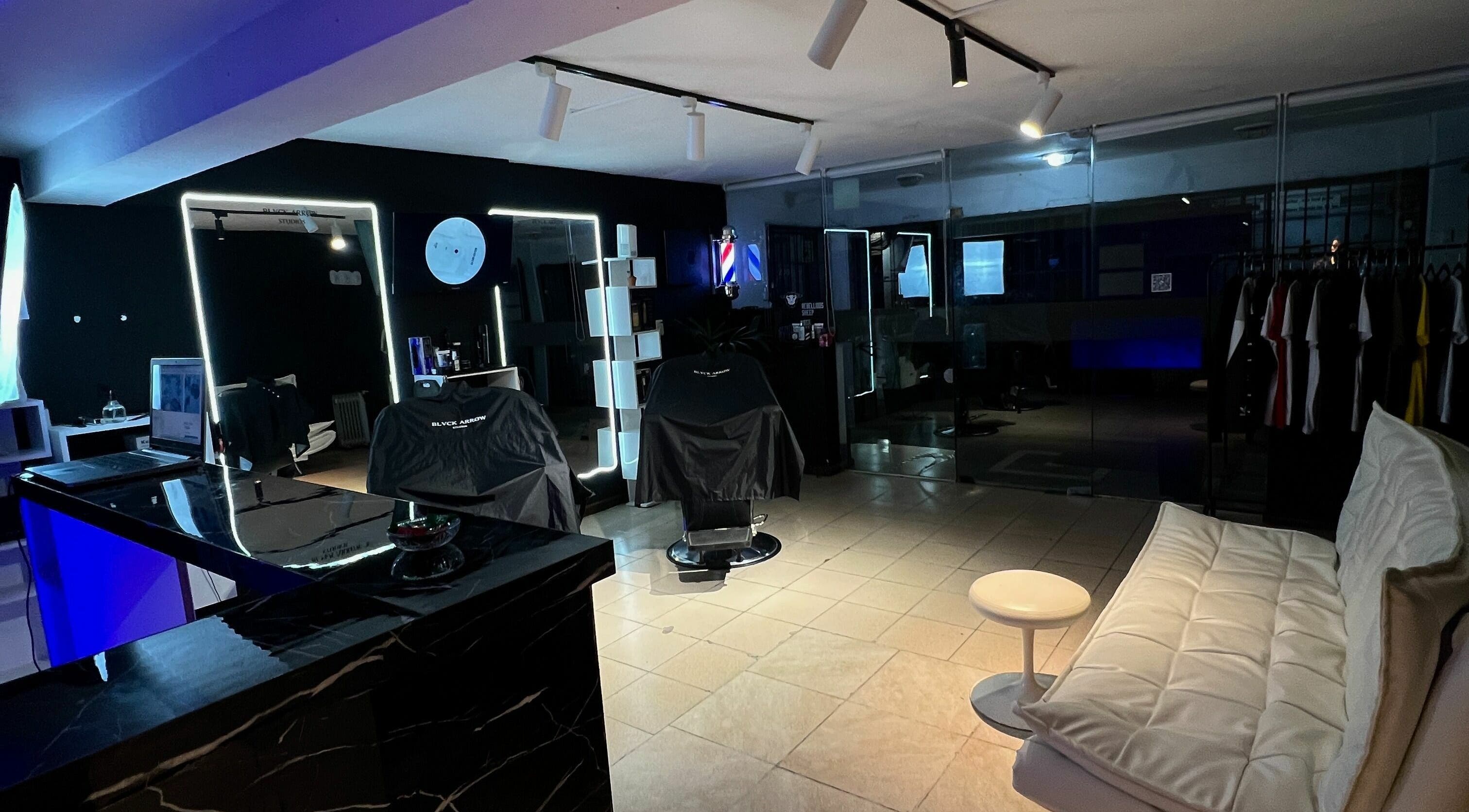 Interior moderno de Black Arrow Studios en Montevideo, Departamento De Montevideo, UY, mostrando asientos cómodos.