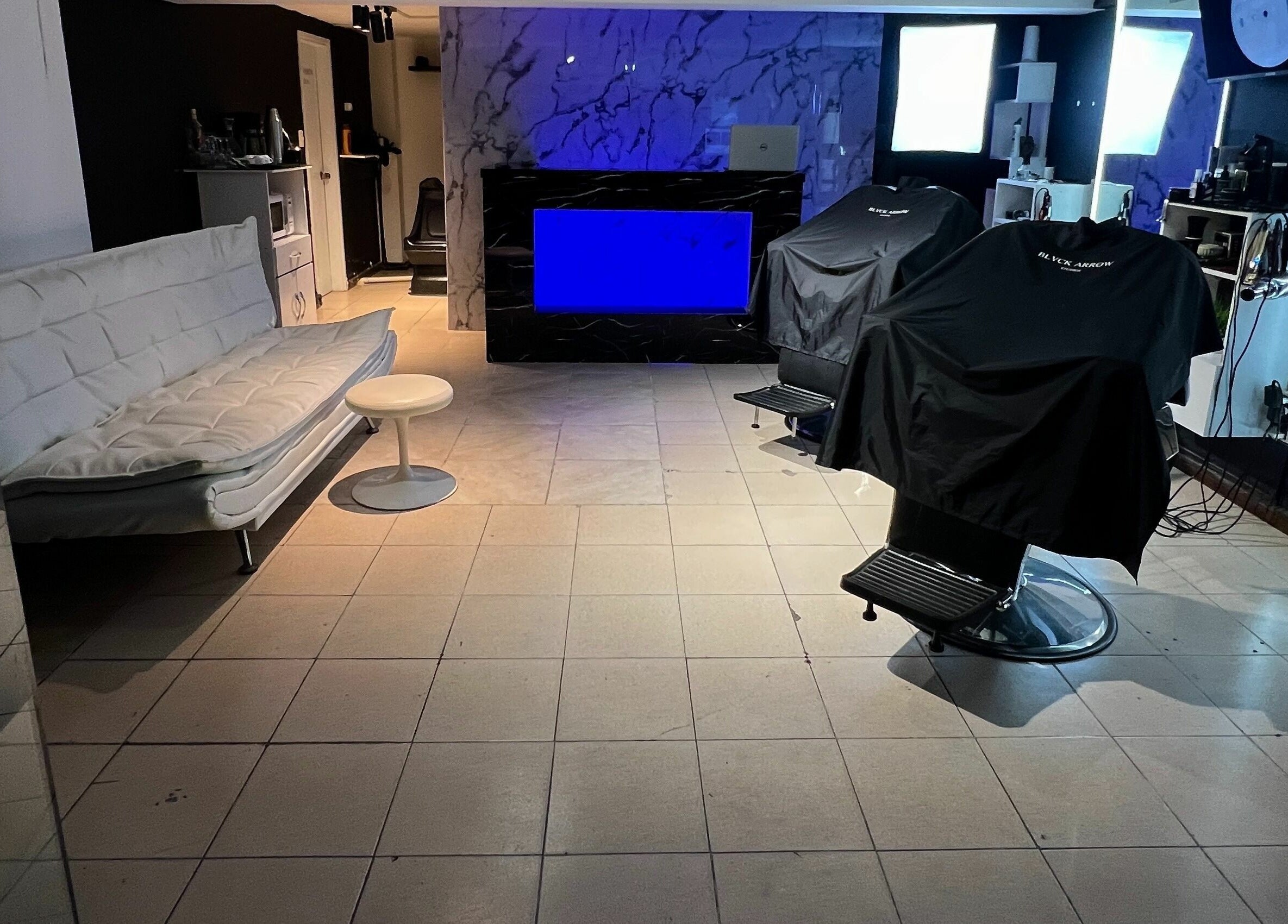 Interior moderno de Black Arrow Studios en Montevideo, Departamento De Montevideo, UY, con asientos y estaciones de belleza.