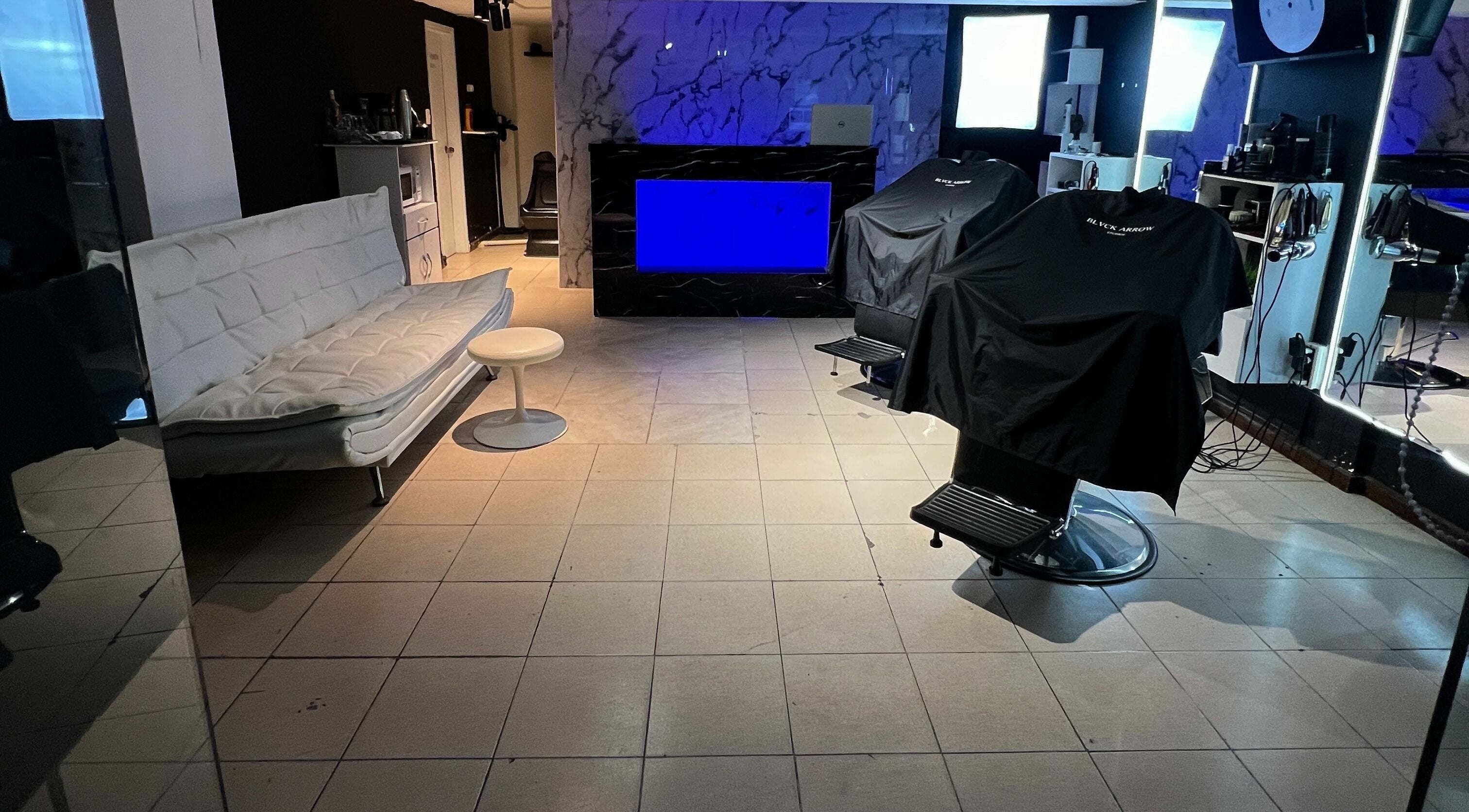 Interior moderno de Black Arrow Studios en Montevideo, Departamento De Montevideo, UY, con asientos y estaciones de belleza.