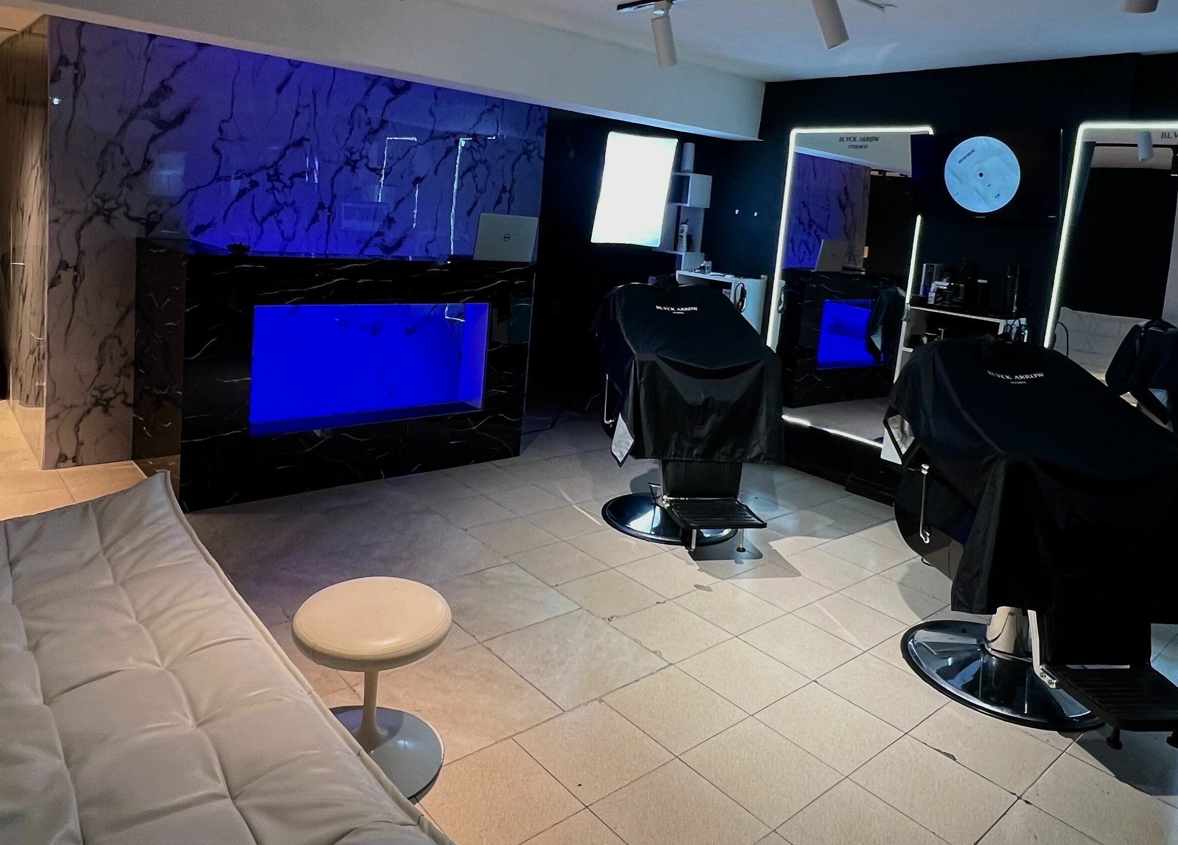 Interior elegante de Black Arrow Studios en Montevideo, Departamento De Montevideo, UY, con sillas y diseño moderno.