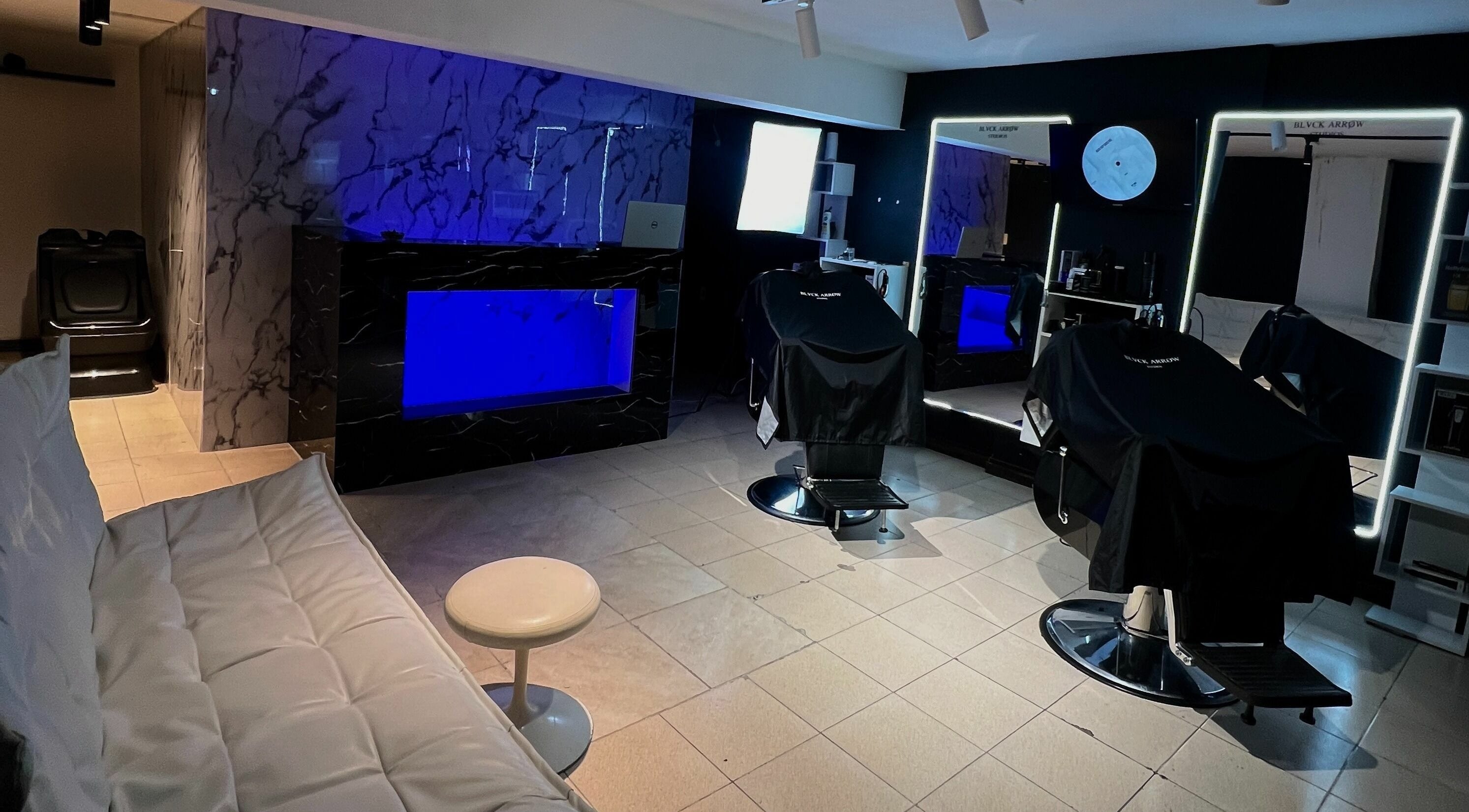 Interior elegante de Black Arrow Studios en Montevideo, Departamento De Montevideo, UY, con sillas y diseño moderno.