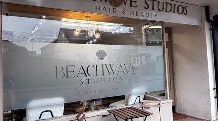 View of Beachwave Studios' inviting storefront, located near Nailsbyevie.Xx in Plymouth, England, GB.