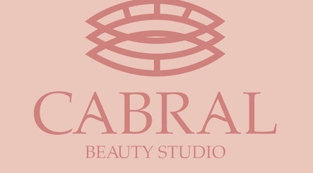 Logotipo elegante do Cabral Beauty Studio em Woburn, Massachusetts, US.