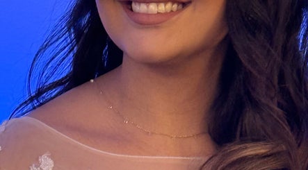Sorriso brilhante em Cabral Beauty Studio, Woburn, Massachusetts, US. Realce de beleza e confiança.