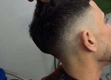 Hombre con corte de cabello moderno en Dhrama and problems, Región Metropolitana, Región Metropolitana, CL.