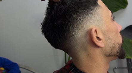 Hombre con corte de cabello moderno en Dhrama and problems, Región Metropolitana, Región Metropolitana, CL.