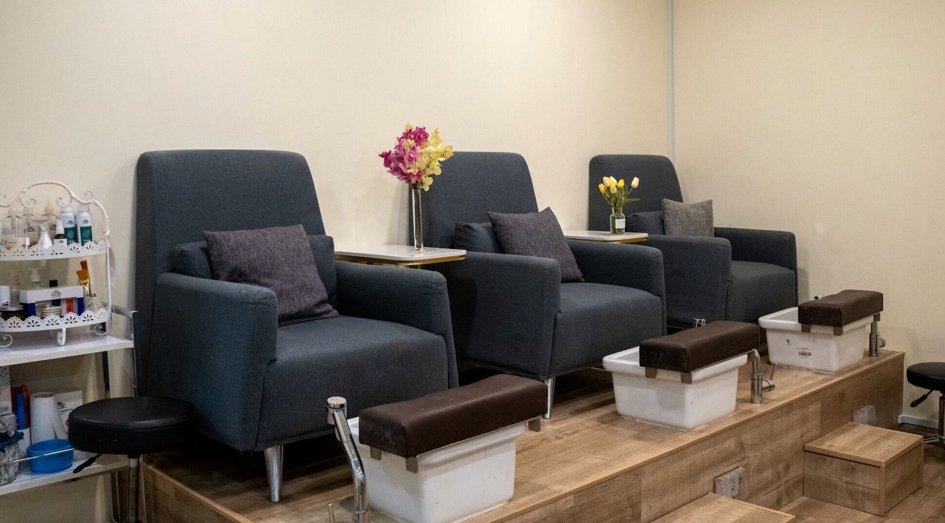 Pedicure chairs at Bejeweled & TressesSG, 新加坡, Taiseng, SG, offer a relaxing experience.